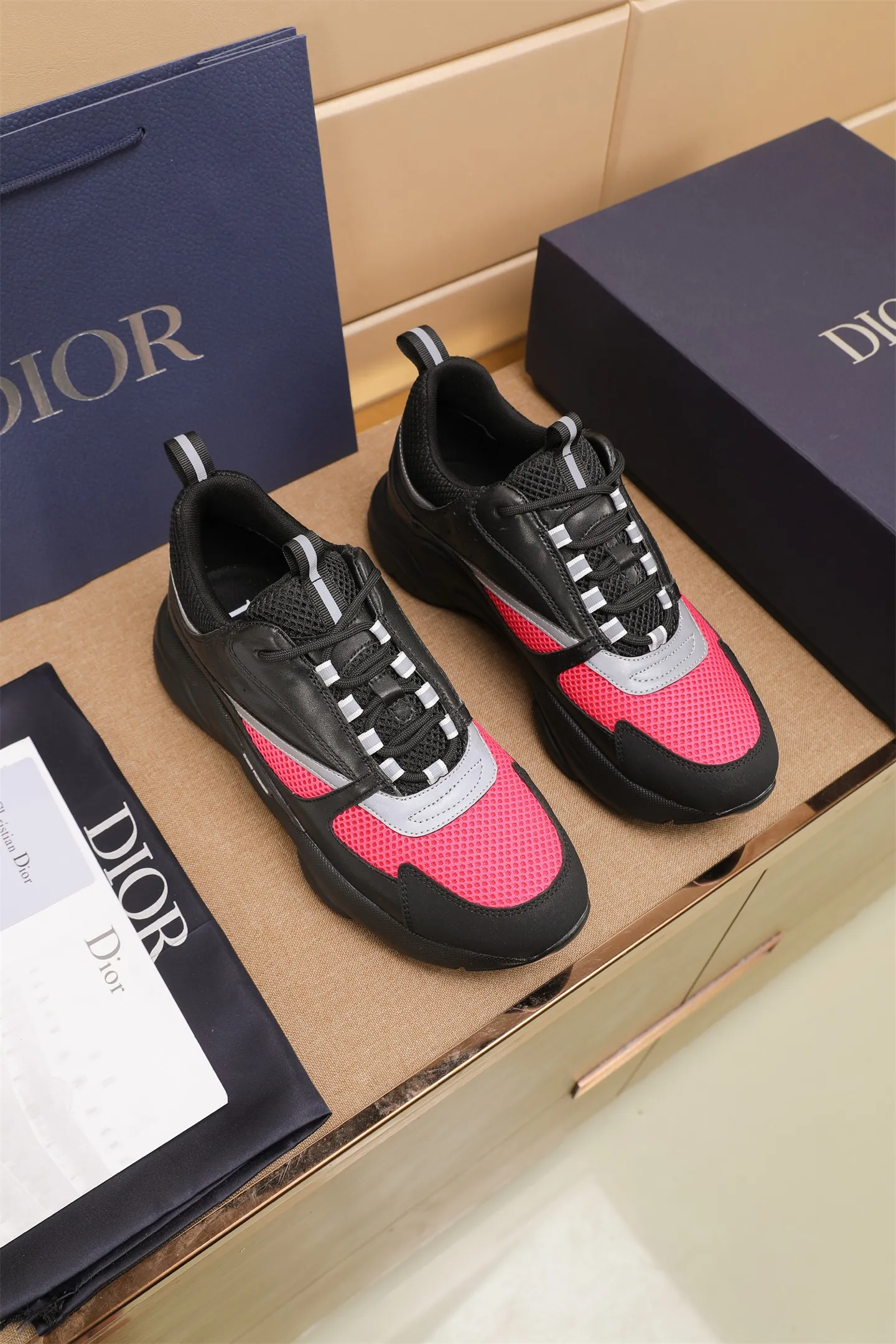 Factory price: 460💰Dior’s top version of D’s b22 men’s sports shoes. Inspired by retro running styles, the chunky low-top silhouette features gray calf leather and blue and white mesh fabric uppers, atop a black, white and blue engraved rubber sole. Nylon ribbon accents the blue mesh tongue and heel counter, and a "dio~" logo appears on the side. Pair it with a suit for a striking contrast and add a sportswear-chic edge to your look. The thick sole can be about 4cm~ Size: 38-45, [46, 47 customized]